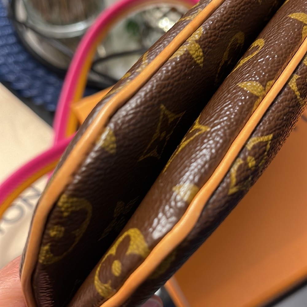 LOUIS VUITTON
Monogram Lorette - Picture 7 of 8